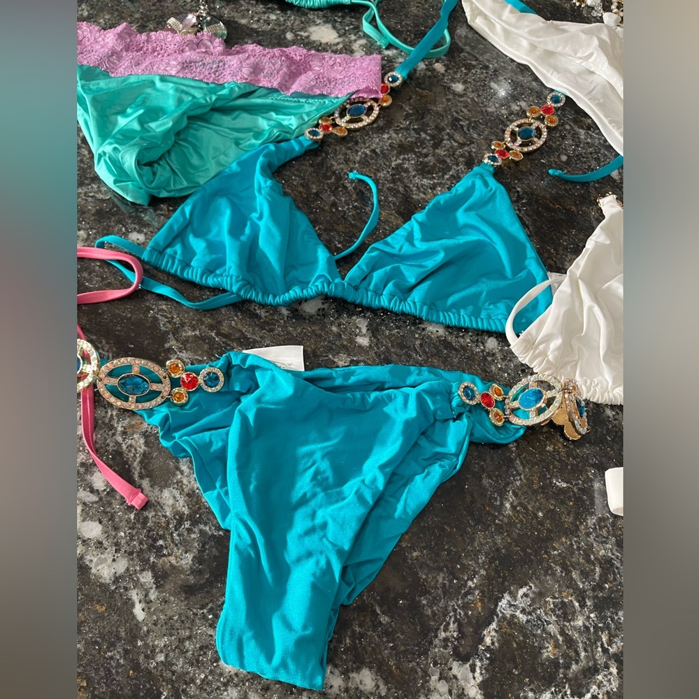 New with or without tags beach bunnies XL or L sizes have two small sets - Picture 8 of 17